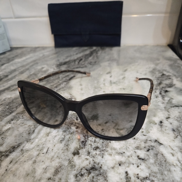 Authentic Louis Vuitton women's black sunglasses - Picture 4 of 9